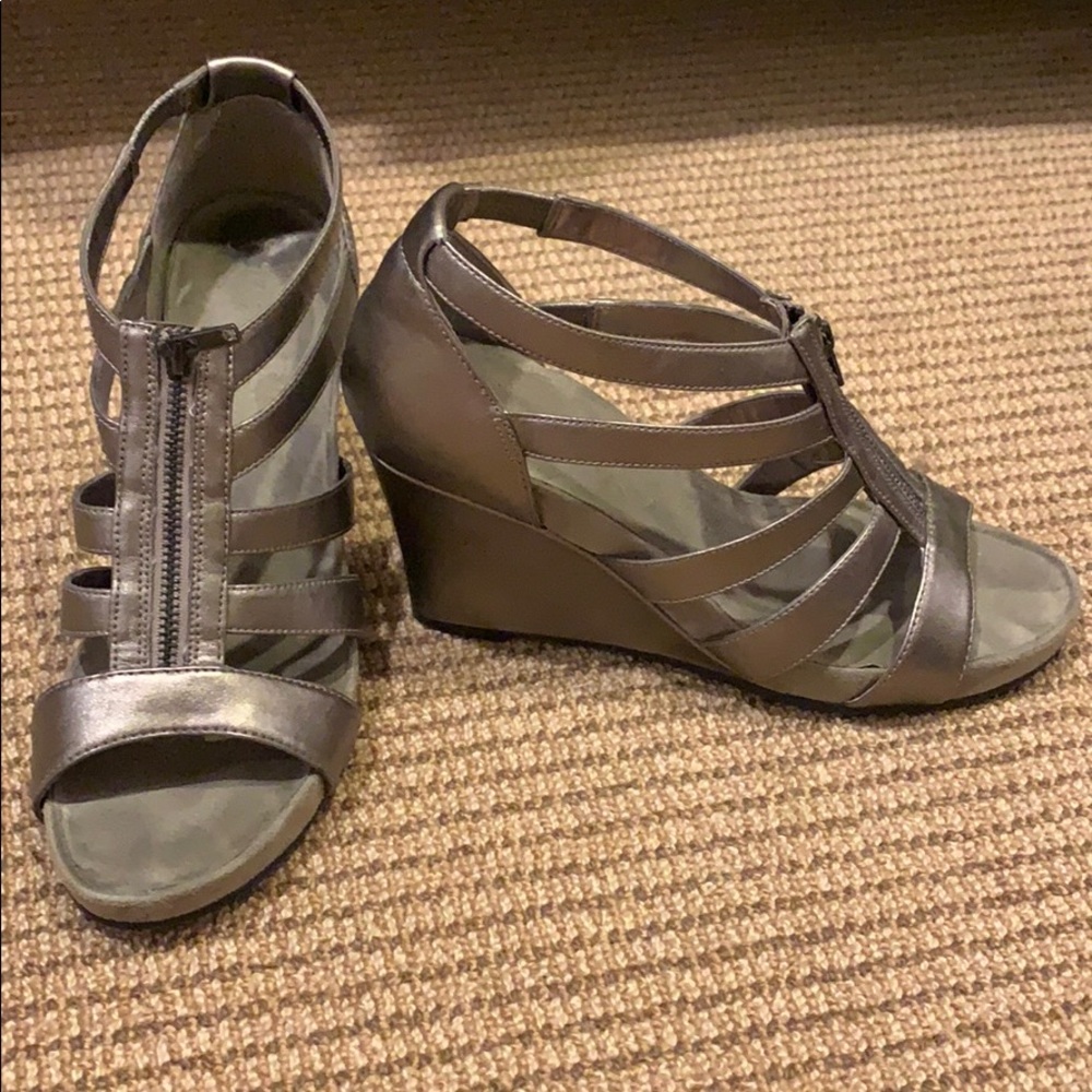 Size 9 metallic Aerosoles heels